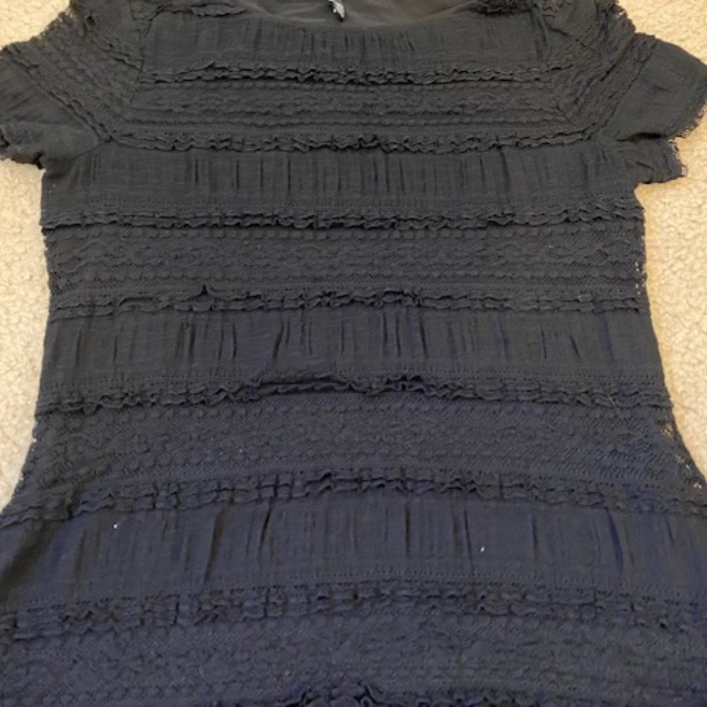 EUC  WHBM TONS of textured LACE detail CAP sleeve